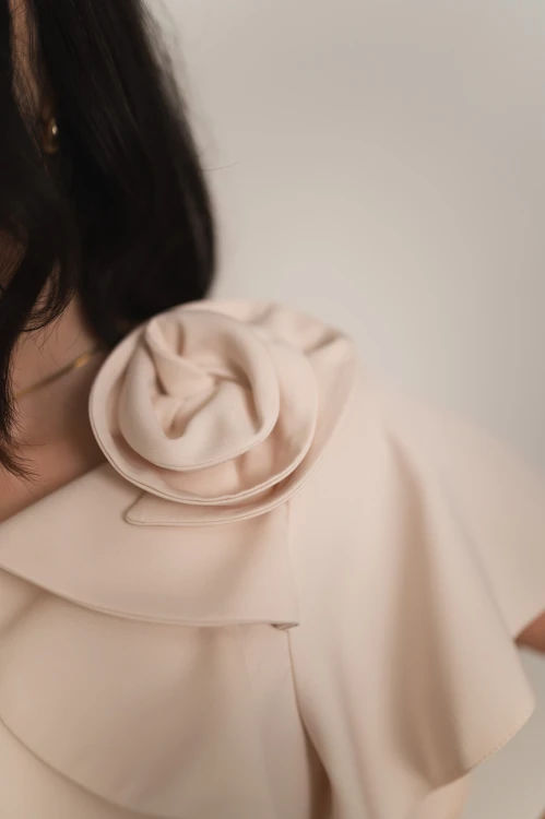 Perea - sukienka plus size midi z motylkowym krótkim rękawem i kwiatem waniliowa - 9.jpg