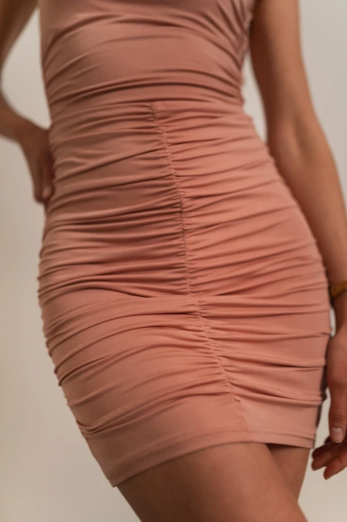 Ksanti - drapowana sukienka mini z odkrytymi plecami bez rękawów pudrowy róż - 8.jpg