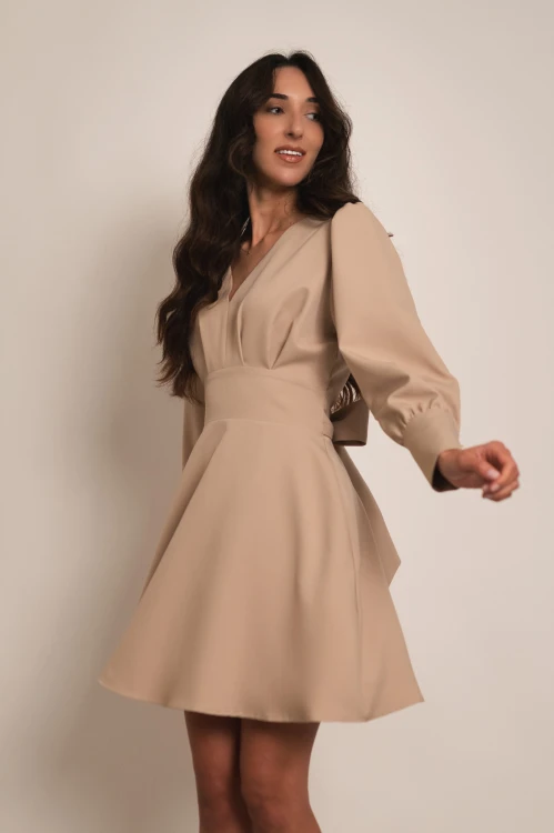 Alice - rozkloszowana sukienka mini na długi rękaw z wiązaną kokardą beżowa - 7.jpg