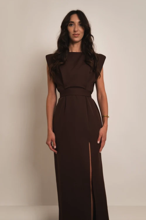 Achaja - elegancka sukienka maxi z zabudowanym dekoltem i rozcięciem brązowa - 4.jpg