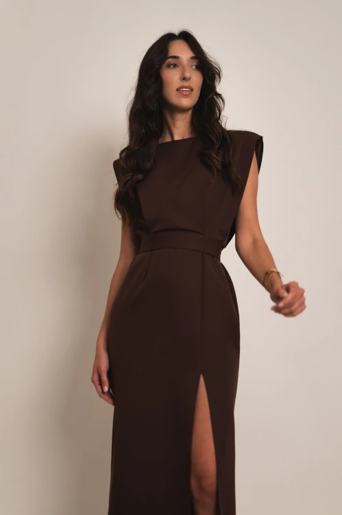 Achaja - elegancka sukienka maxi z zabudowanym dekoltem i rozcięciem brązowa - 5.jpg