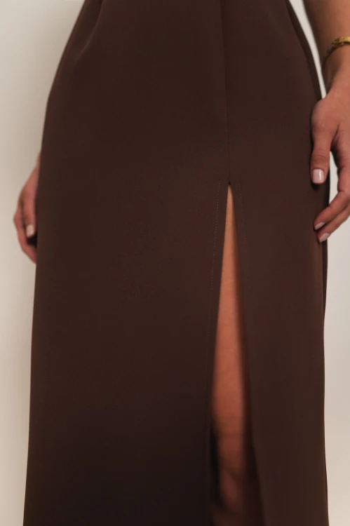 Achaja - elegancka sukienka maxi z zabudowanym dekoltem i rozcięciem brązowa - 11.jpg
