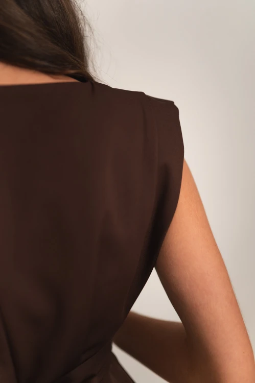 Achaja - elegancka sukienka maxi z zabudowanym dekoltem i rozcięciem brązowa - 13.jpg