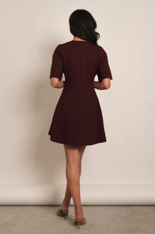 Imatia - rozkloszowana taliowana sukienka mini z rękawem do łokcia burgundowa - 4.jpg
